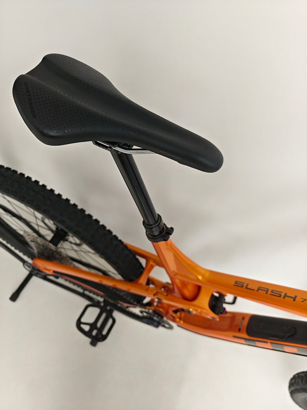 Trek Slash 7 Factory Orange / X-LARGE / YARI / RRP: £3,200.00 / Very Good Condition / Our Price 1,770.00 including FREE UK Delivery! Crank, chain guide and drivetrain guard detail on Trek Slash 7