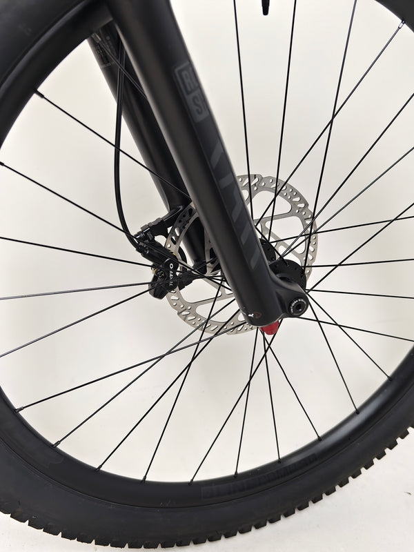 Trek Slash 7 Factory Orange / X-LARGE / YARI / RRP: £3,200.00 / Very Good Condition / Our Price 1,770.00 including FREE UK Delivery! Side close-up of Trek Slash 7 with internal cable routing and ABP