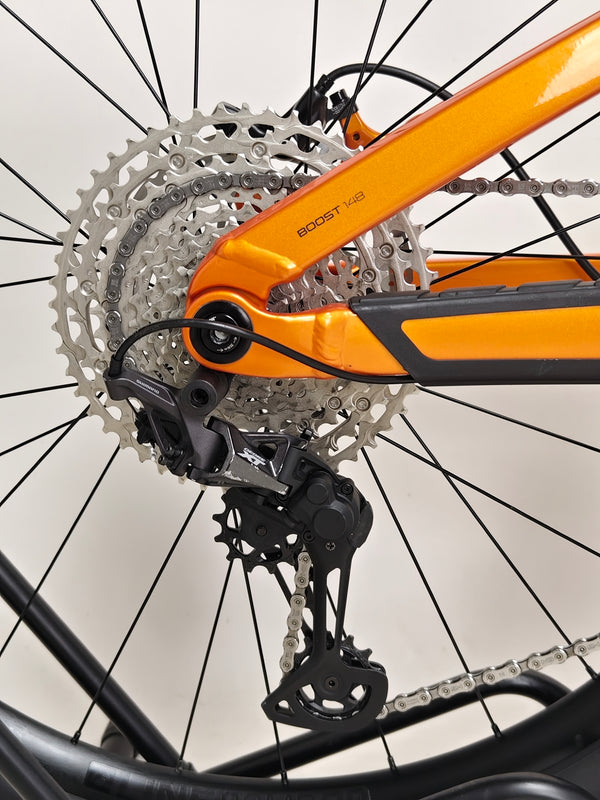 Trek Slash 7 Factory Orange / X-LARGE / YARI / RRP: £3,200.00 / Very Good Condition / Our Price 1,770.00 including FREE UK Delivery! Full bike side view of Trek Slash 7 in Factory Orange, X-LARGE frame