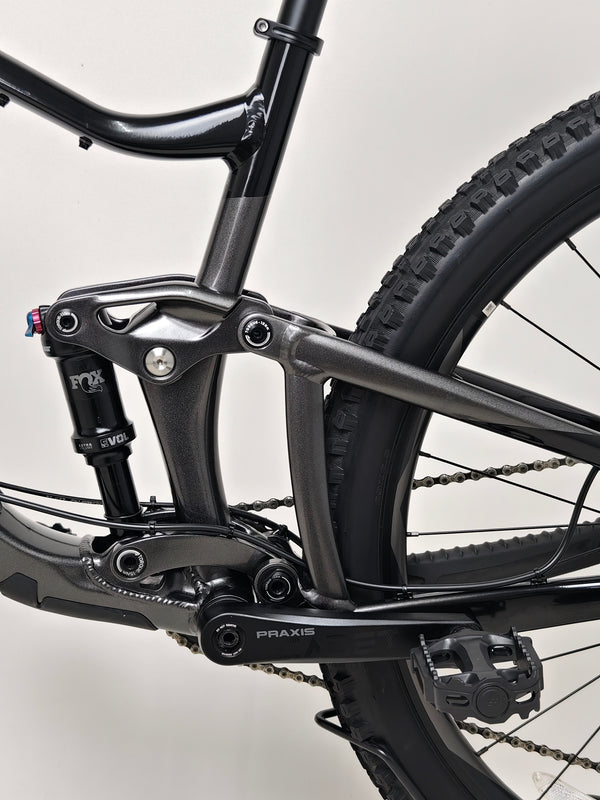 Giant Trance 29 2 2022 / MEDIUM / RRP: £3,299.00 / Excellent Condition! — cockpit view showing shifters and brake controls