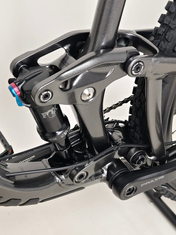 Giant Trance 29 2 2022 / MEDIUM / RRP: £3,299.00 / Excellent Condition! — seat and frame detail on the 2022 Giant Trance 29 2