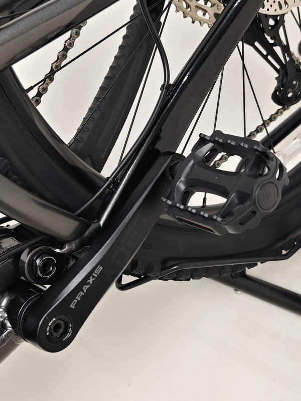 Giant Trance 29 2 2022 / MEDIUM / RRP: £3,299.00 / Excellent Condition! — front wheel close-up with tubeless tyre on the Giant Trance 29 2