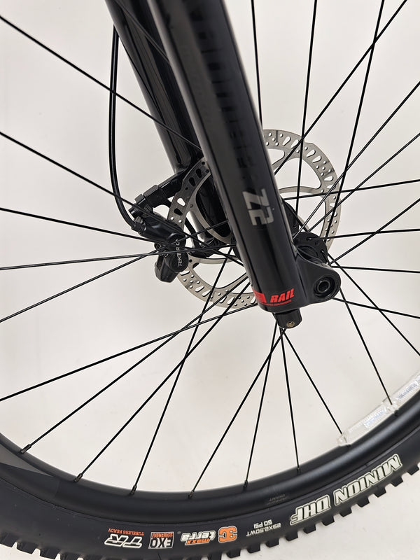 Giant Trance 29 2 2022 / MEDIUM / RRP: £3,299.00 / Excellent Condition! — rear brake calliper and rotor detail close-up