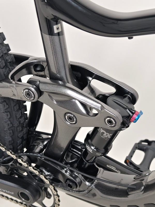 Giant Trance 29 2 2022 / MEDIUM / RRP: £3,299.00 / Excellent Condition! — flip chip and suspension linkage detail on the Giant Trance 29 2