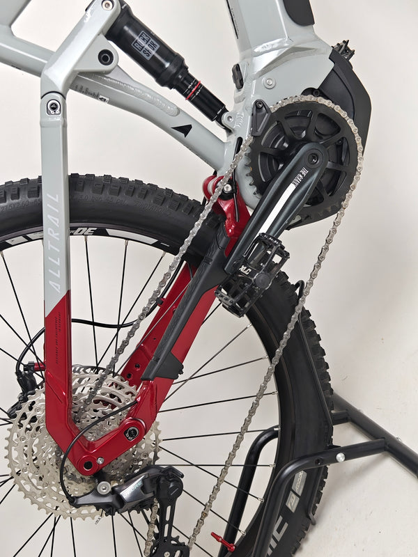 Image displaying the Haibike AllTrail 5 27.5 2022 Full Suspension e-Bike's cockpit features. Excellent condition, buy for only £1,870.00 at eMado!
