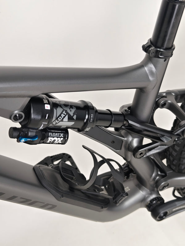 Focus on the Specialized Stumpjumper EVO Comp Alloy 29 Medium S3's brake calipers.
