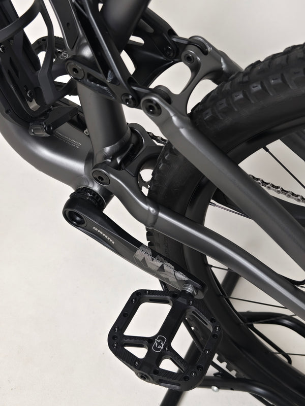 Detail shot of the crank arm on Specialized Stumpjumper EVO Comp Alloy 29 Medium S3.