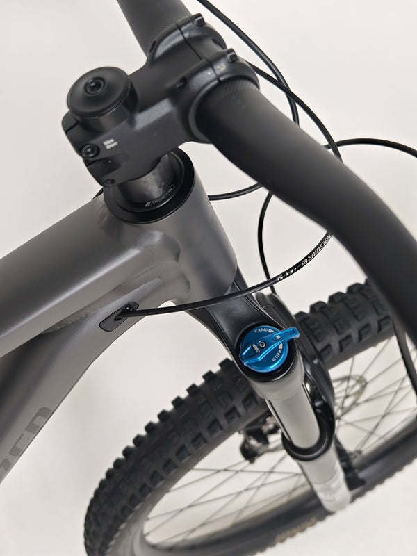 Image of Specialized Stumpjumper EVO Comp Alloy 29 Medium S3 with the bike stand visible.