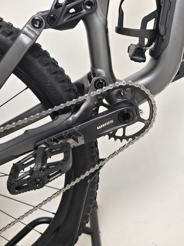 Specialized Stumpjumper EVO Comp Alloy 29 Medium S3 showcasing the bottom bracket and cable routing.