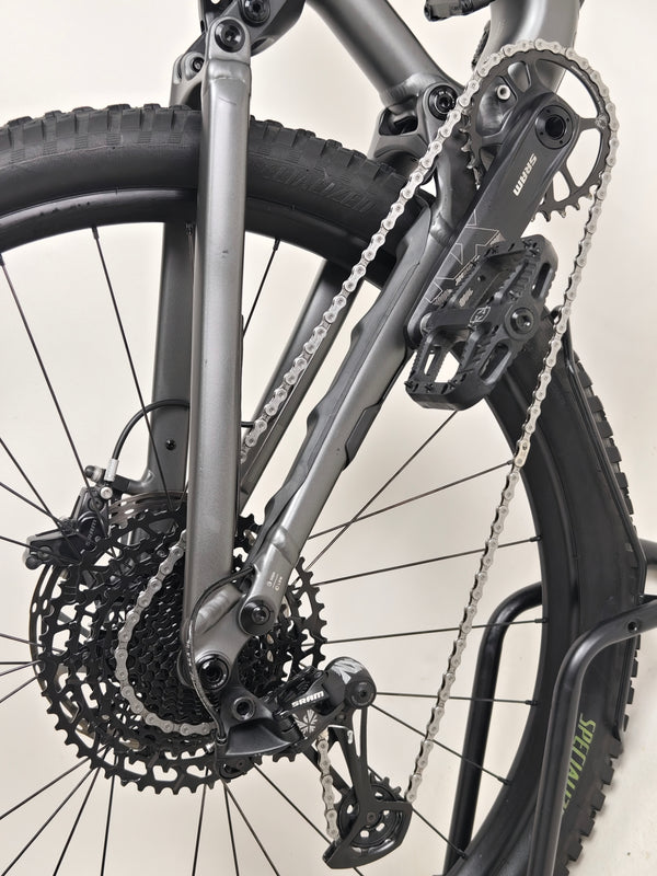 Detailed image of the Specialized Stumpjumper EVO Comp Alloy 29 Medium S3 with its colour scheme on display.