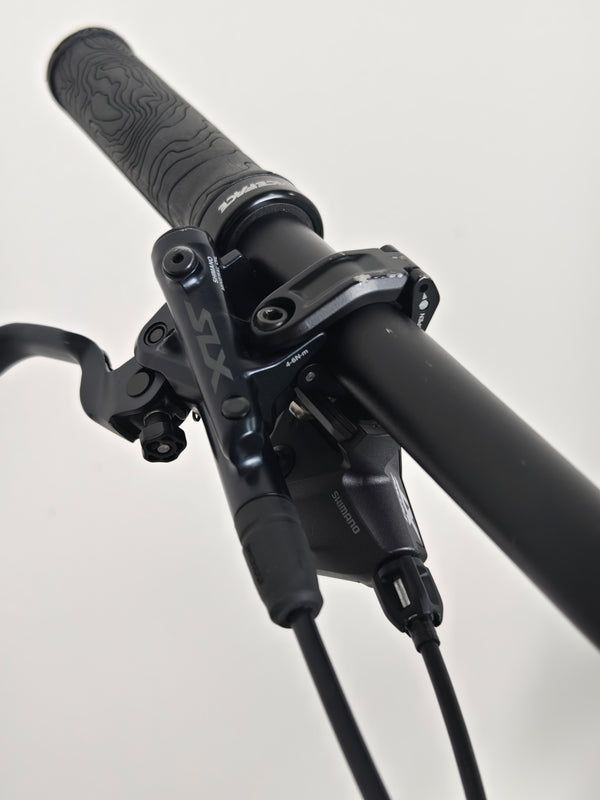 Captured image of the 2023 Canyon Neuron 7 Full Suspension Bike's rear wheel setup, Large size, in Very Good Condition.