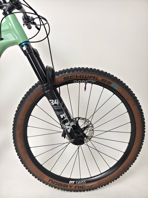 Side view close up of the crank and pedal system on the 2023 Canyon Neuron 7 Full Suspension Bike in Large size, in Very Good Condition.