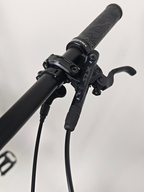 Complete bike shot of the 2023 Canyon Neuron 7 Full Suspension Bike, detailing functional aesthetics, Large size, in Very Good Condition.