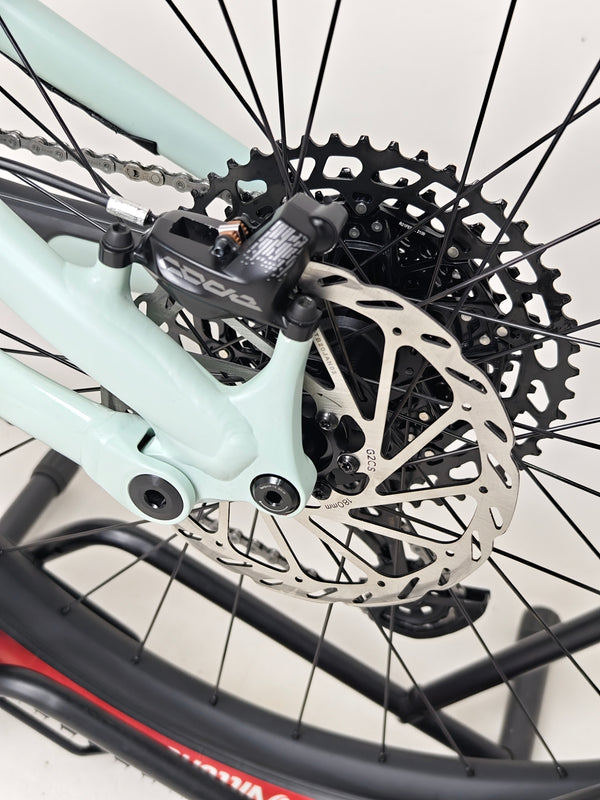 Close-up view of Specialized Status 160 2023 Large S4 tire and wheelset in excellent used condition, available for £1,750 (RRP £2,900).