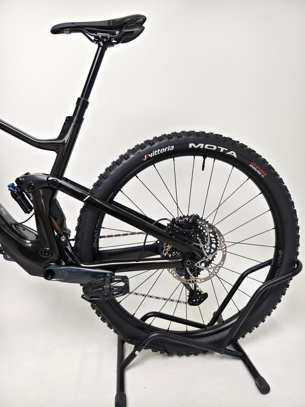 Examining the advanced components of the 2023 Lapierre Zesty AM CF 8.9 Large, available for £2,850.