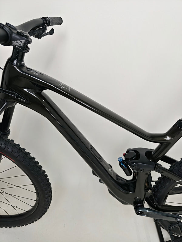 Featuring the top specifications of the 2023 Lapierre Zesty AM CF 8.9 Large for sale at £2,850.