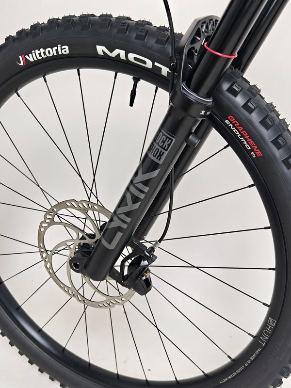 2023 Lapierre Zesty AM CF 8.9 Large with upgraded components displayed, available for £2,850.