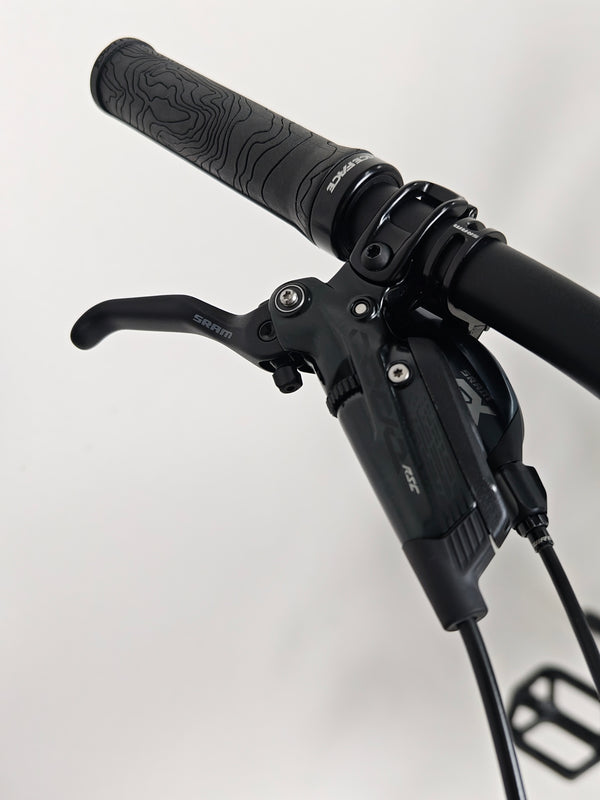 Showroom view of the 2023 Lapierre Zesty AM CF 8.9 Large bike offered at an affordable price of £2,850.