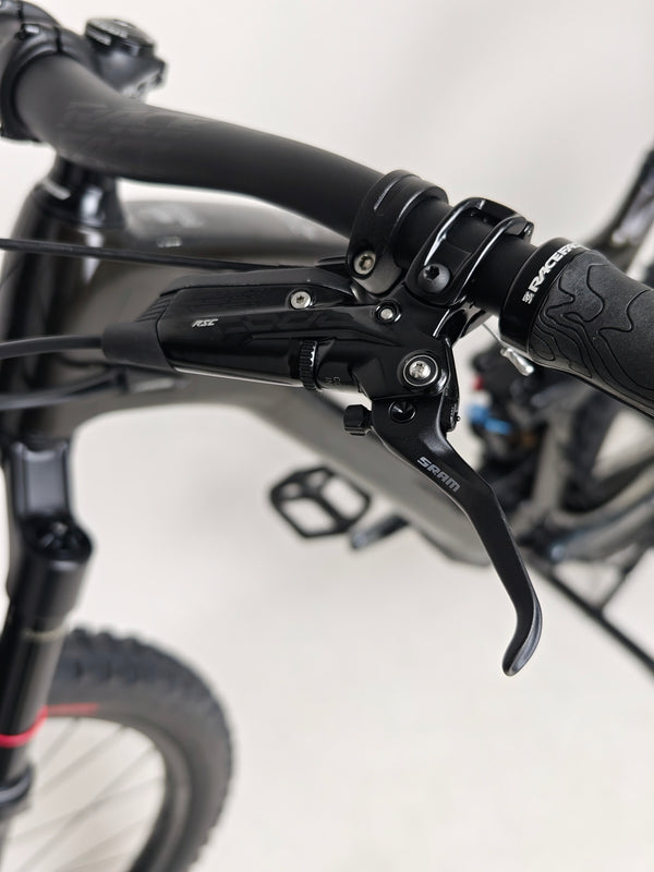 Spotlight on the components of the 2023 Lapierre Zesty AM CF 8.9 Large for £2,850, perfect for adventure.
