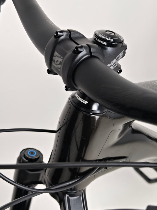Review of the choice components on the 2023 Lapierre Zesty AM CF 8.9 Large, offered at £2,850.