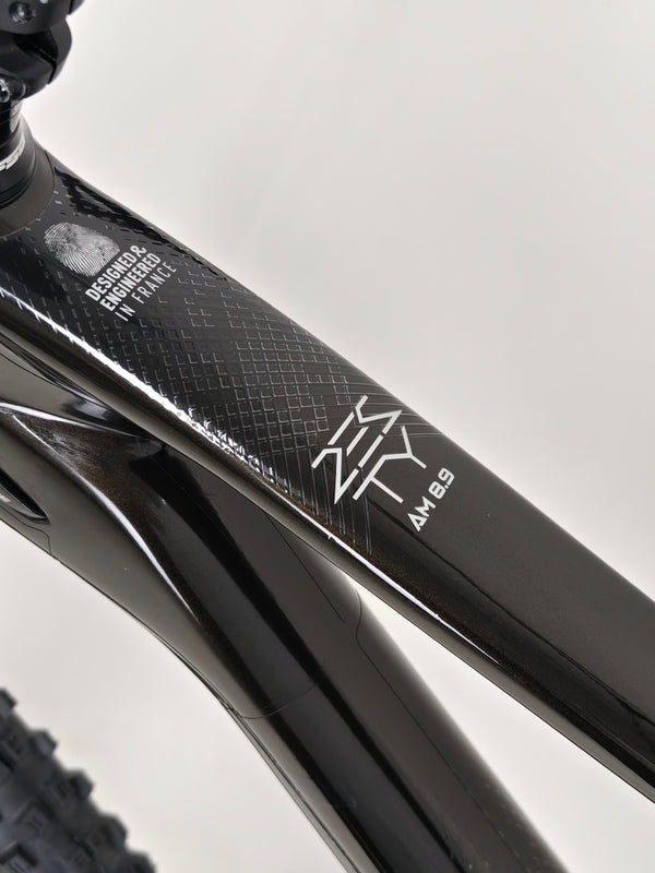 Illustrating the 2023 Lapierre Zesty AM CF 8.9 Large capabilities in biking, available for £2,850.