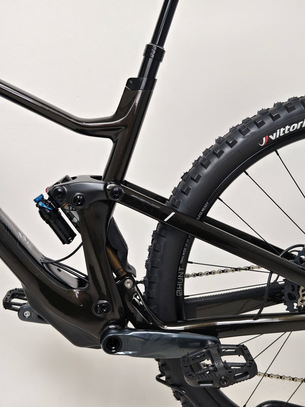 2023 Lapierre Zesty AM CF 8.9 Large demonstrating its immaculate carbon finish and performance parts. Available for £2,850 with free UK delivery.