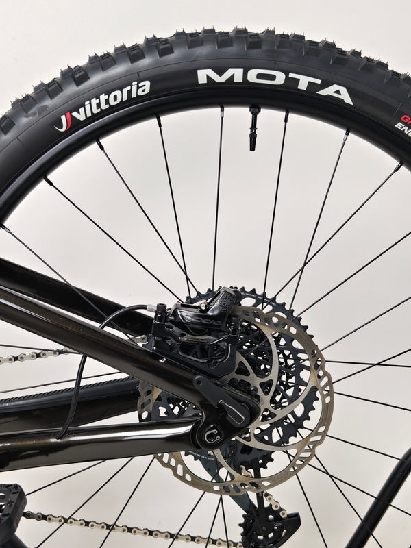 Examining the features of the 2023 Lapierre Zesty AM CF 8.9 Large, a stunning bike for sale at £2,850.