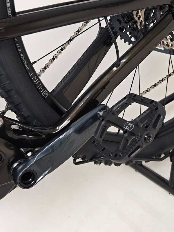 2023 Lapierre Zesty AM CF 8.9 Large in excellent condition, featuring advanced suspension systems, priced at £2,850.