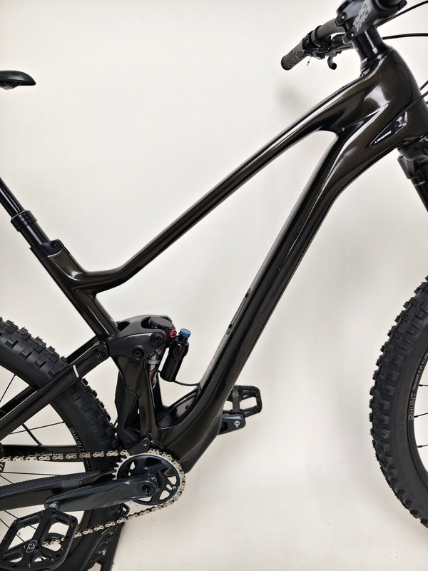 2023 Lapierre Zesty AM CF 8.9 Large in black/gold finish, showing its upgraded components. Buy it for £2,850 with free delivery or £100 off collection.