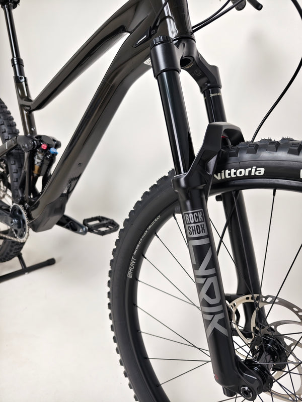 Full view of the 2023 Lapierre Zesty AM CF 8.9 Large with RockShox Lyrik fork, in premium condition. Purchase it for only £2,850.
