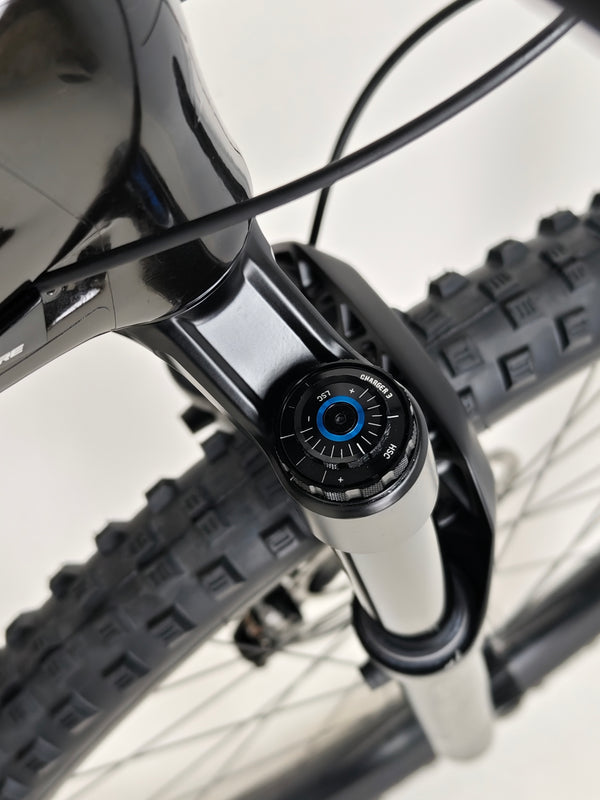 An overview of the 2023 Lapierre Zesty AM CF 8.9 Large bike’s impressive features listed for £2,850.