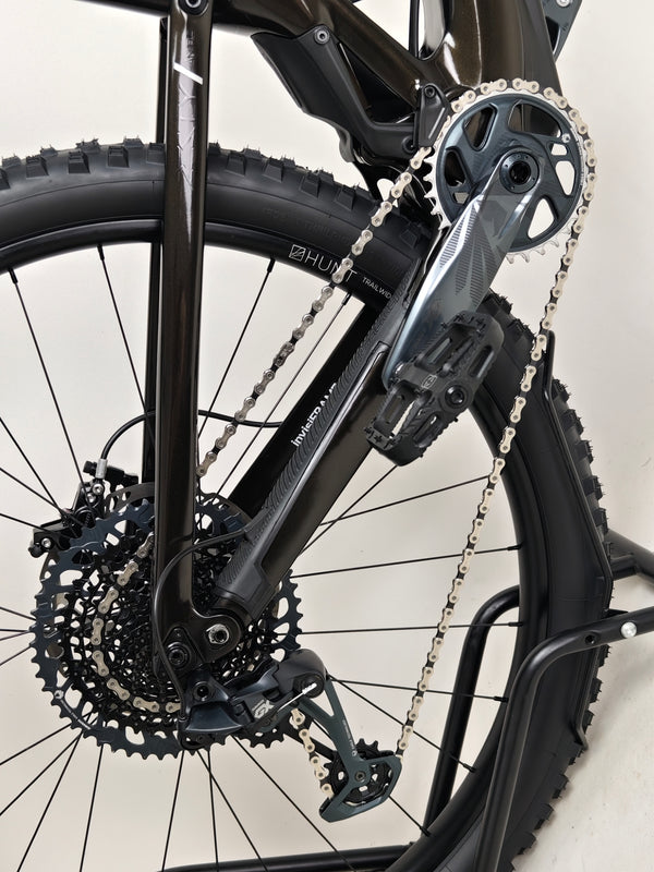 Showcasing the dual suspension of the 2023 Lapierre Zesty AM CF 8.9 Large, ideal for trails, available for £2,850.