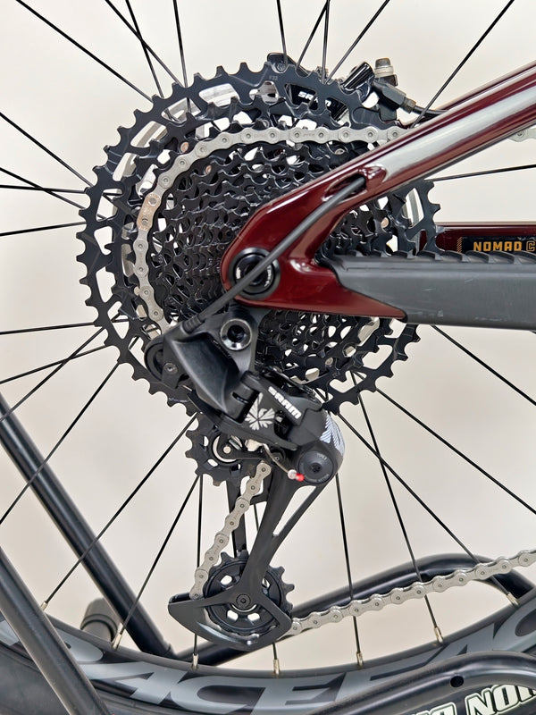 Santa Cruz Nomad 5 C R 27.5 2022 / LARGE / Carbon / Excellent Condition