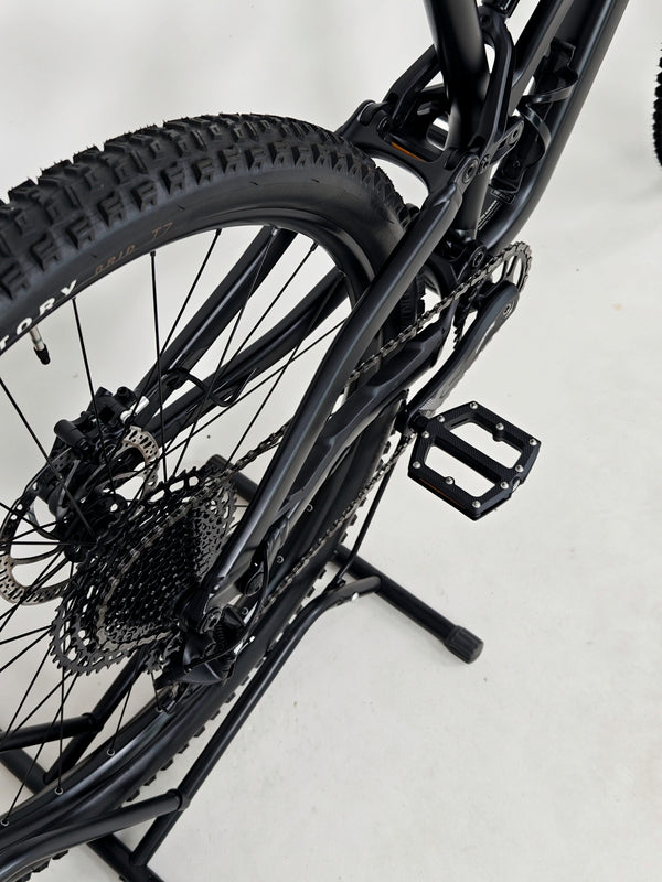 Specialized Stumpjumper Alloy 2022 / S4 - LARGE /RRP: £2,100.00 / Very Good Condition