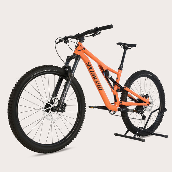 2021 Specialized Stumpjumper Alloy in LARGE size, front view showcasing its sleek design, available in very good condition for our price of only £1,250.00.