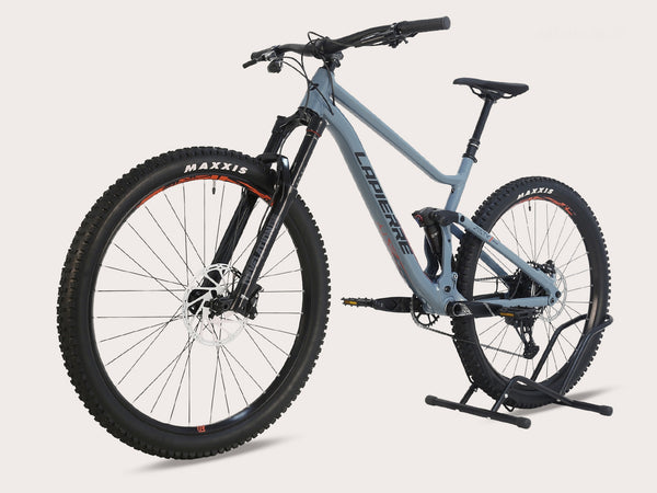 Front view of Lapierre Zesty AM 5.9 in LARGE size, showcasing its blue and red frame and full suspension features.