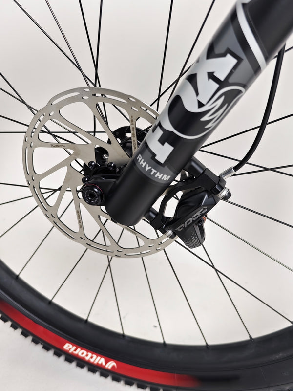 Image showcasing the components of the Specialized Status 160 2023 Large S4 bike in excellent condition, available for £1,750 (RRP £2,900).