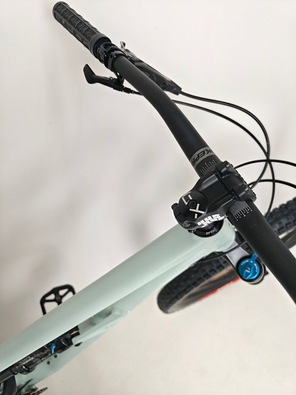 Close-up detail of the Specialized Status 160 2023 Large S4 bike’s components highlighting its excellent condition, available for £1,750 (RRP £2,900).