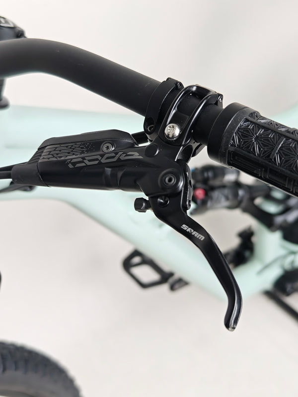 Image of Specialized Status 160 2023 Large S4 showcasing its front fork and suspension system, available in excellent used condition for £1,750 (RRP £2,900).
