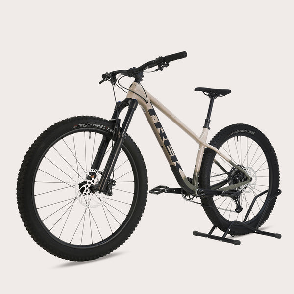 Side view of Trek ROSCOE 9 2024 Mountain Bike in Excellent Condition, Medium size, RRP: £1,850.00, now available for £1,090.00 with Fast Delivery at eMado.