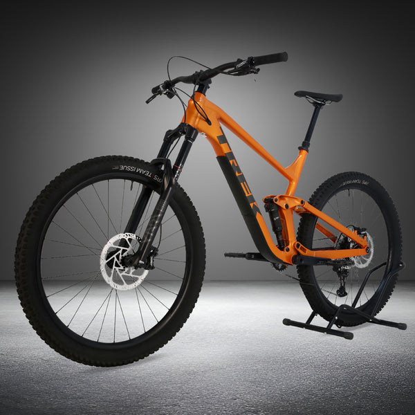 Trek Slash 7 Factory Orange / X-LARGE / YARI / RRP: £3,200.00 / Very Good Condition / Our Price 1,770.00 including FREE UK Delivery! Close-up of RockShox Yari fork on Trek Slash 7