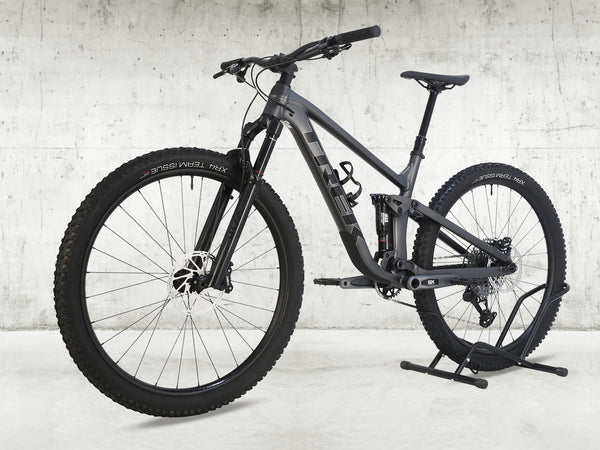 Close-up of Trek Top Fuel 8 GX AXS 2024 wireless drivetrain showcasing SRAM AXS components.